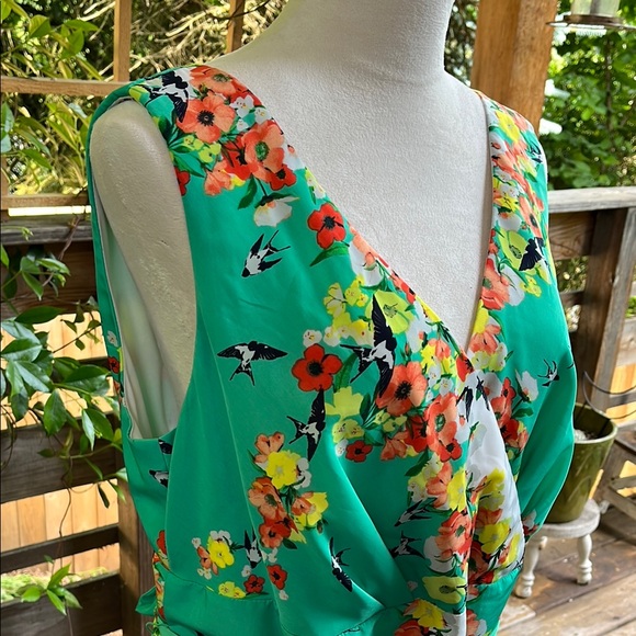 Green Floral & Birds Sleeveless V-neck Midi Dress - Picture 2 of 9